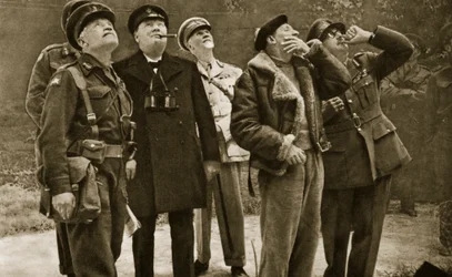 An der Front: Churchill und Montgomery beobachten einen Luftkampf, 1944
